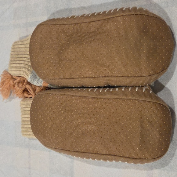 MUK LUKS Women's Tassel Slipper Socks - Picture 3 of 5